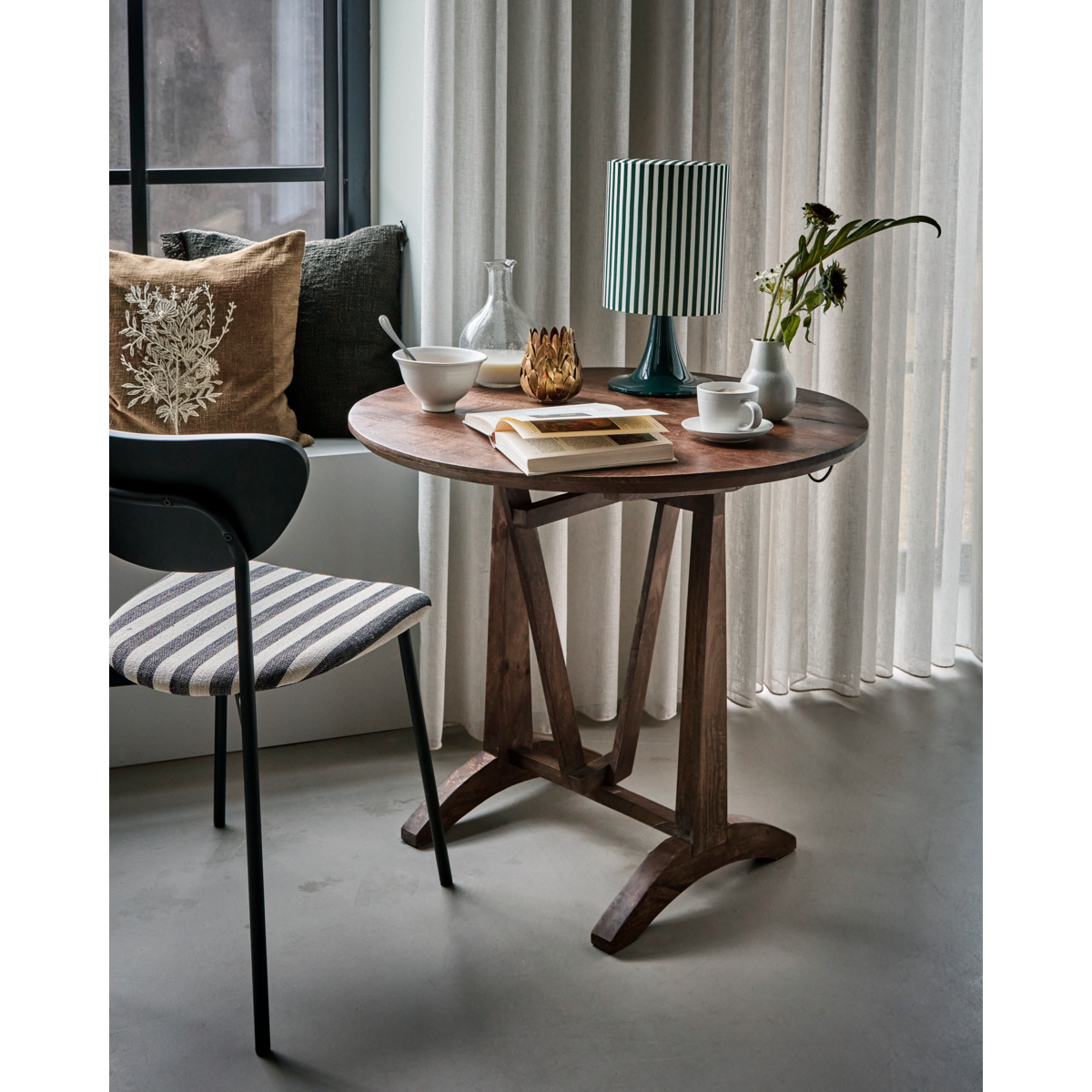 Dining table, hdwine, brown