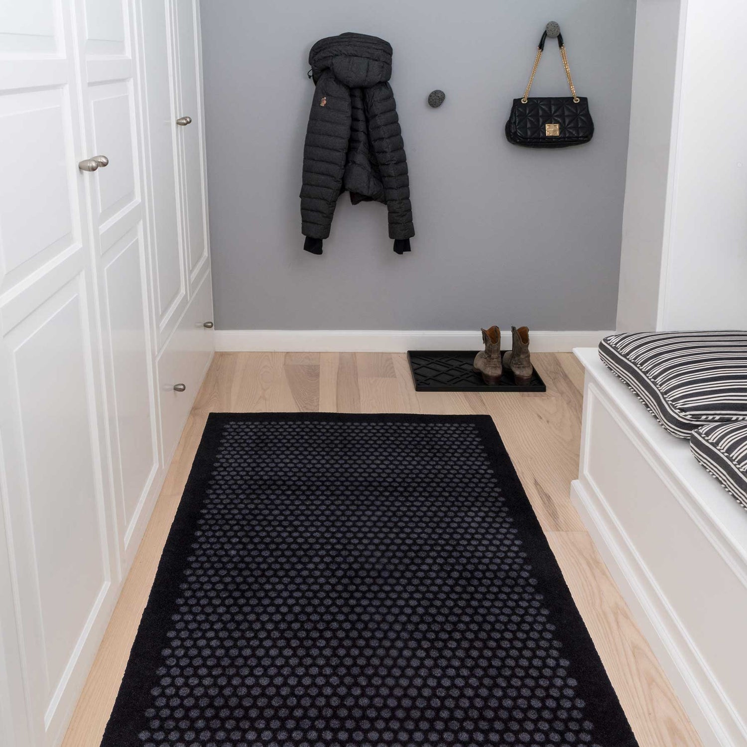 Floor mat 90 x 200 cm - dots/black