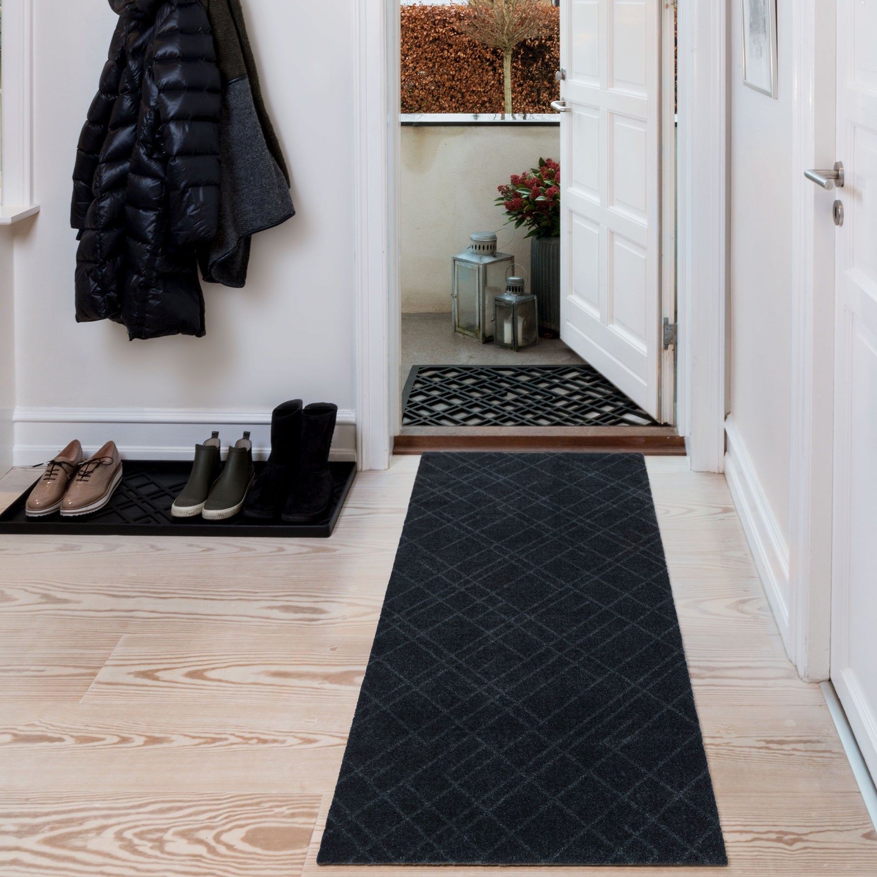 Floor mat 67 x 200 cm lines/dark gray