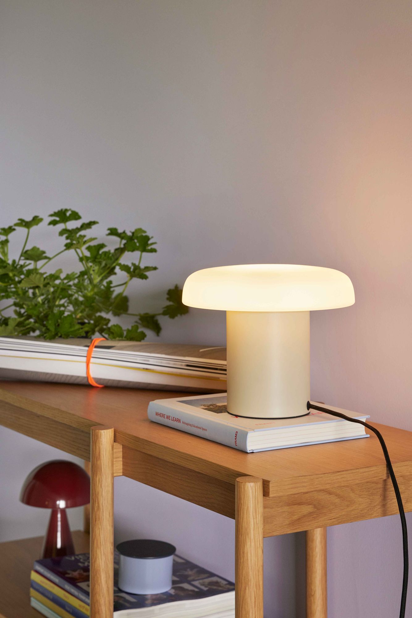 Hübsch Ateliers table lamp sand/white