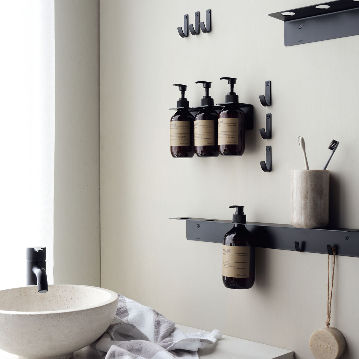 Meraki Bottle hanger, Brushed black finish